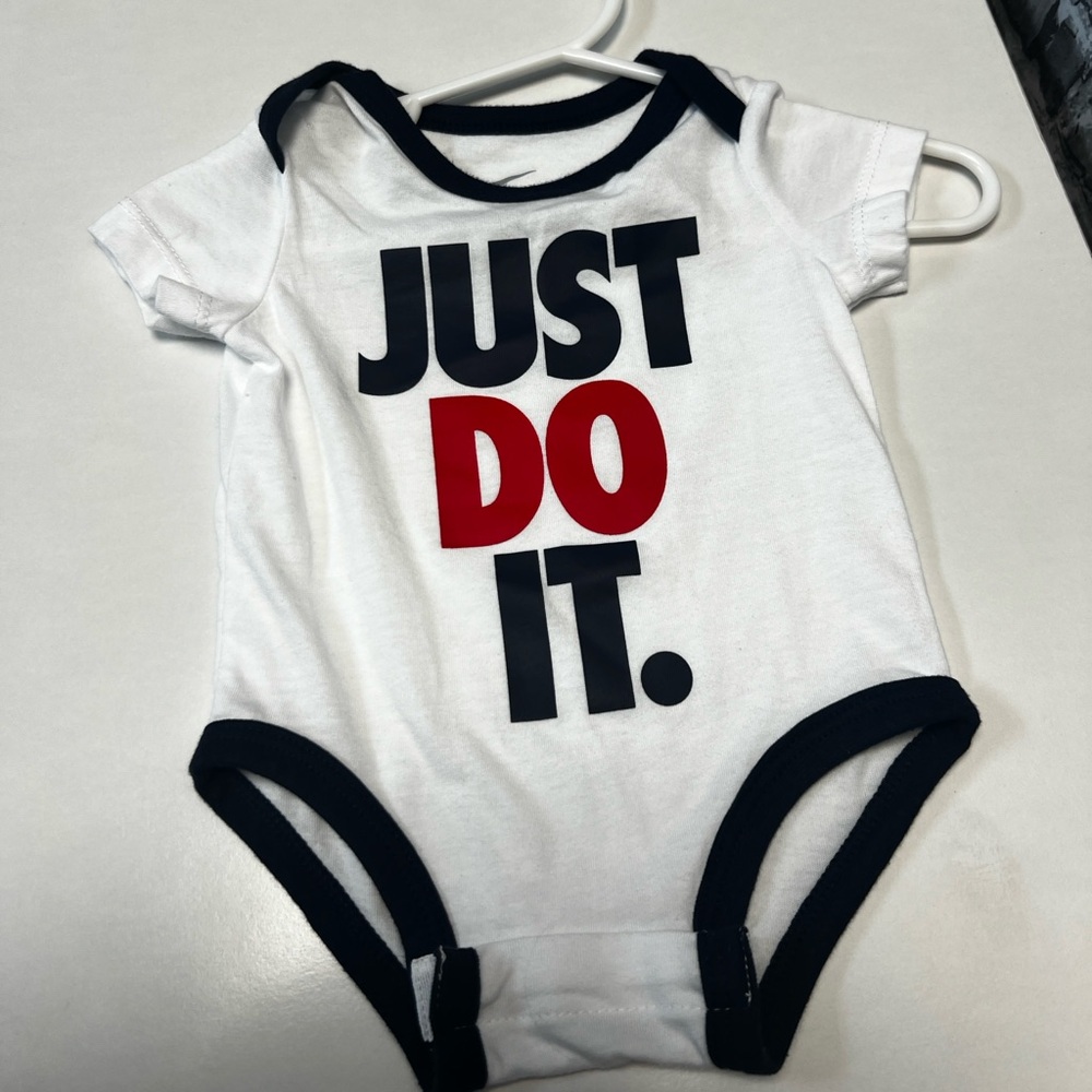 Nike‎ onesie